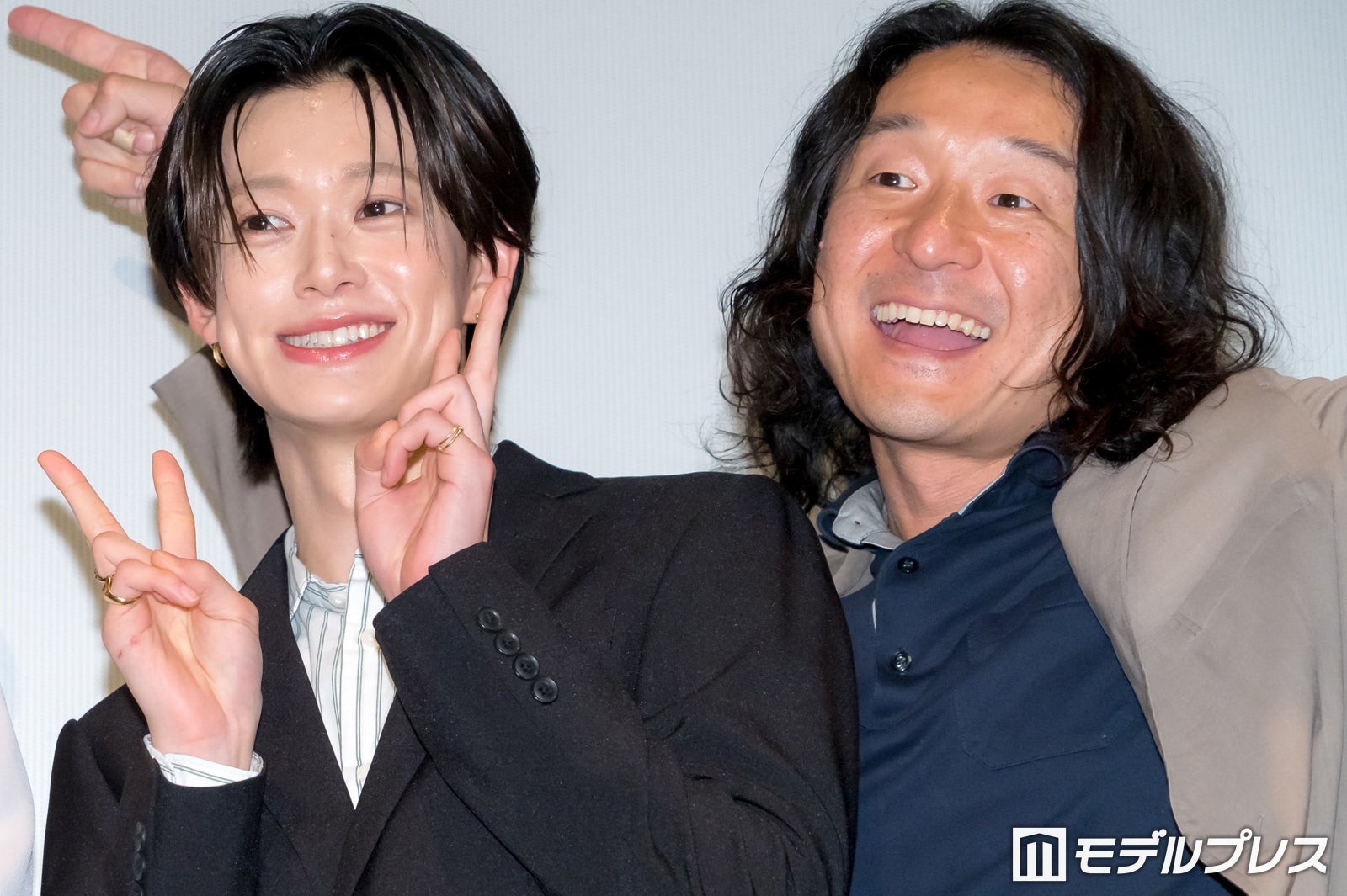 小川史記、泊誠也監督（C）モデルプレス