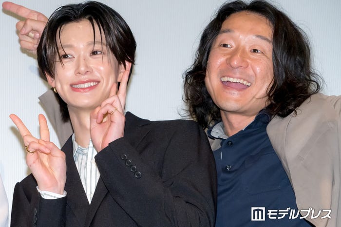 小川史記、泊誠也監督(C)モデルプレス