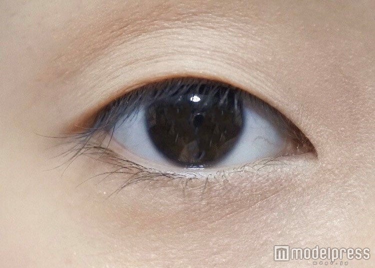 ノーメイクの目元／写真・MAKO（C）モデルプレス
