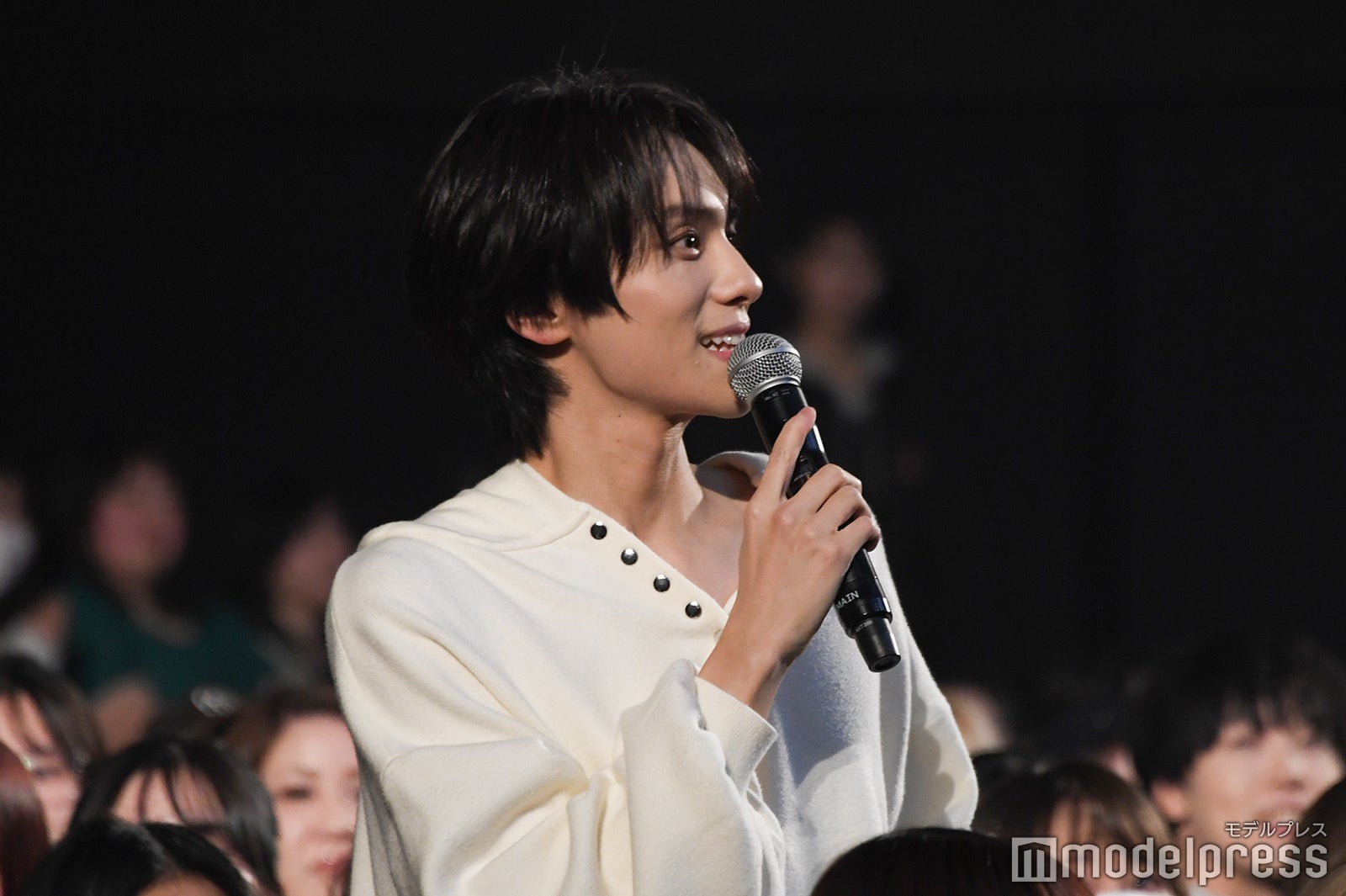 客席で隠れ場所を探す山下幸輝（C）モデルプレス