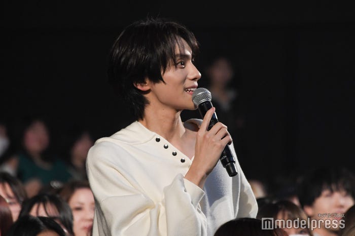 客席で隠れ場所を探す山下幸輝(C)モデルプレス