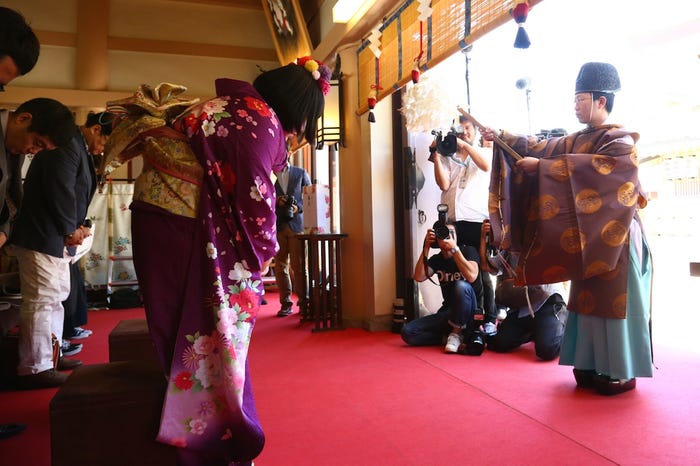 「吉本新喜劇座長酒井藍就任奉告祭」の様子 (画像提供:よしもとクリエイティブ・エージェンシー)