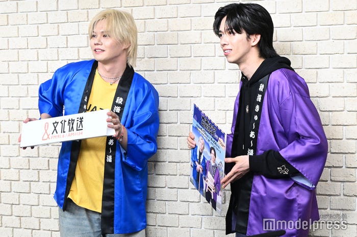 パネル持ちであることが分かるとスピーディーにセットする小笠原海、船津稜雅(C)モデルプレス