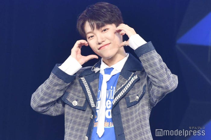 ルダハートで可愛くポーズするユウト(C)モデルプレス