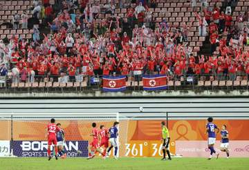 サッカー男子 北朝鮮は8強敗退 因縁日本戦も0-1惜敗 試合後、両監督握手もGKは激高、あいさつ拒否しピッチ去る ンワディケの先制弾に猛抗議でファウル主張、後半はイエローカード3枚 日本のハンド主張する場面も