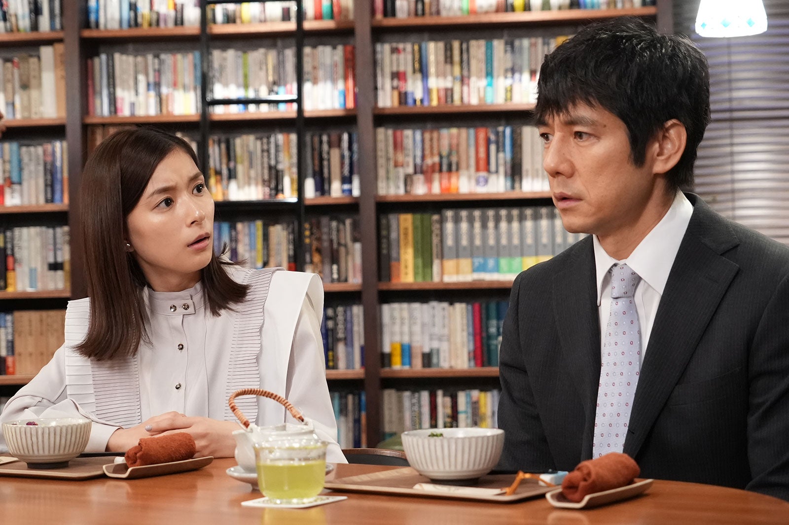 芳根京子、西島秀俊／「真犯人フラグ」より （C）日本テレビ