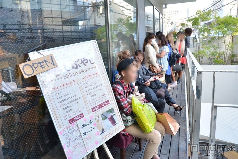 小森純「しぶや区」最終日の様子／カフェの前には行列が