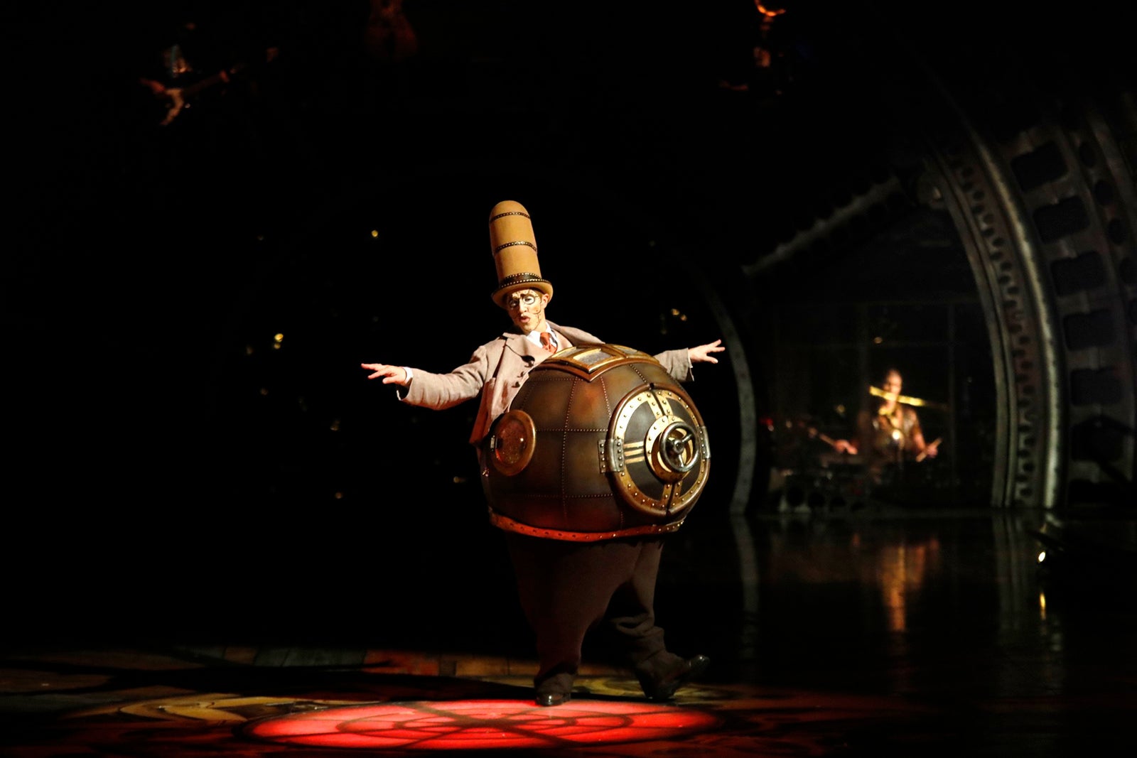 マチュー演じるミスター・マイクロコスモス／Photo:Ryuichi Oshimoto