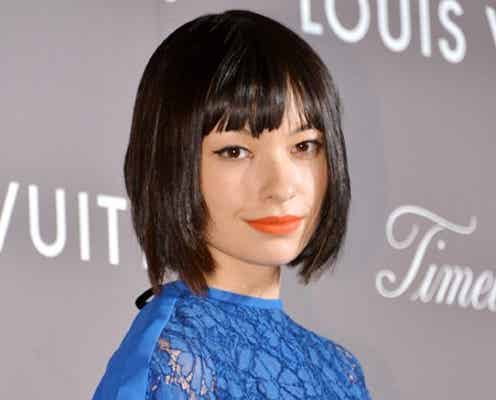 太田莉菜、赤リップ×透け服でクールな魅力