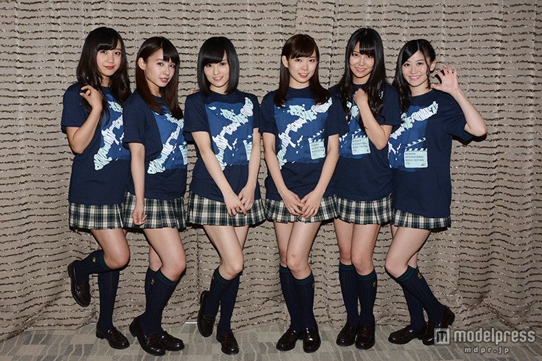 和気あいあいとした雰囲気の6人／（左から）薮下柊、山田菜々、山本彩、渡辺美優紀、白間美瑠、上西恵