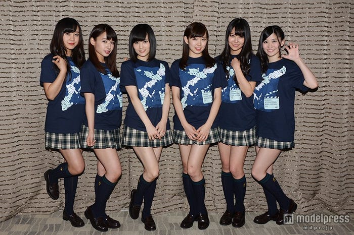 和気あいあいとした雰囲気の6人/(左から)薮下柊、山田菜々、山本彩、渡辺美優紀、白間美瑠、上西恵