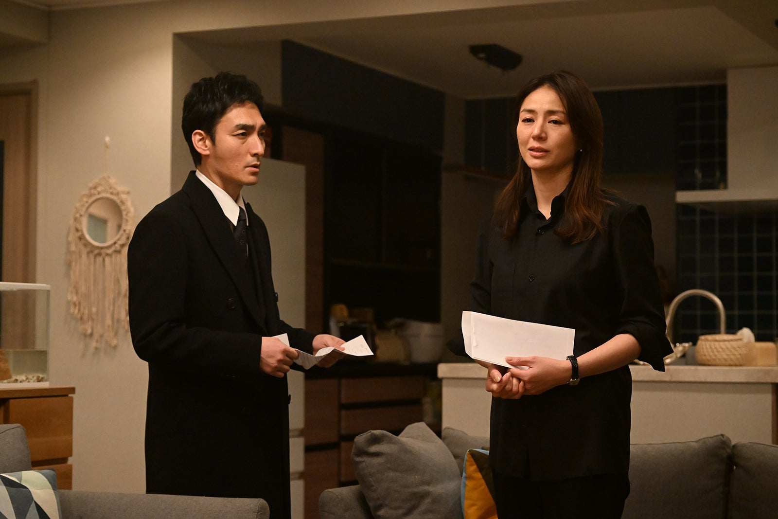 草なぎ剛、井川遥「罠の戦争」最終話より（C）カンテレ