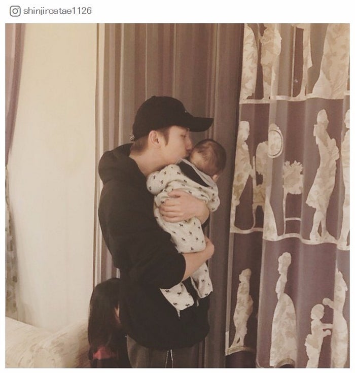 a與真司郎 溺愛キスショットに反響 おじバカです笑 に ほっこり 可愛すぎ の声 モデルプレス a與真司郎 溺愛キスショットに反響 おじバカです笑 に ほっこり 可愛すぎ の声 モデルプレス