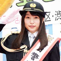 モデルプレス - “岡山の奇跡”桜井日奈子、ポリス姿で渋谷に降臨 ファン殺到