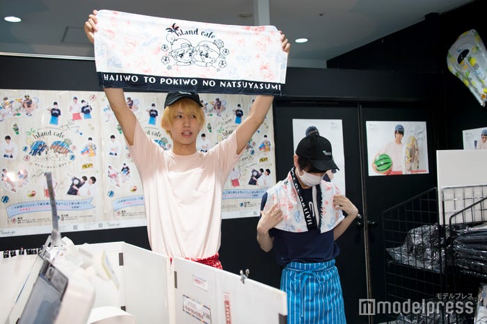 タオルをアピールするはじめしゃちょー、タオルを掛けてみるポッキー (C)モデルプレス