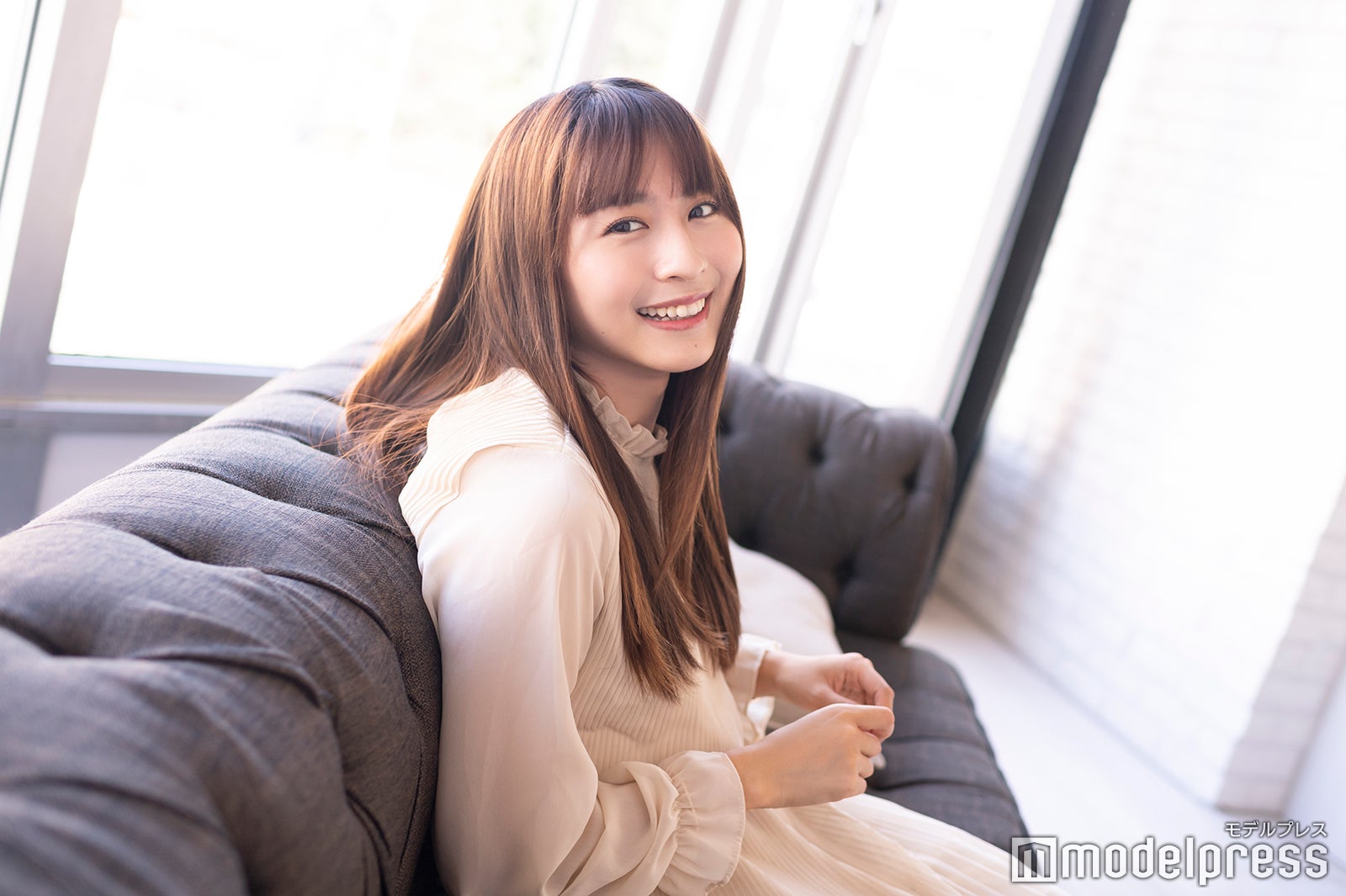 マフラーを編む仕草を再現してくれた龍夢柔／ロン・モンロウ（C）モデルプレス