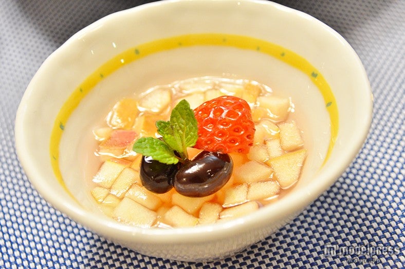 「能登牛会席」、いちごと黒豆のりんごゼリー／画像提供：割烹たけし