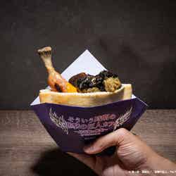 【リヴァイ・エルヴィン】至高の骨付きソーセージとセセリ肉のピタパン税込990円(C)諫山創・講談社/「進撃の巨人」The Final Season製作委員会