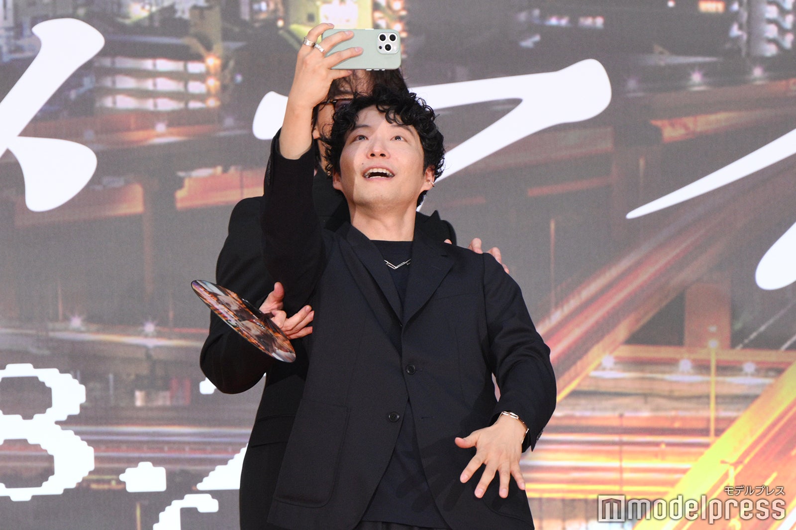 自撮りをする星野源、綾野剛（C）モデルプレス