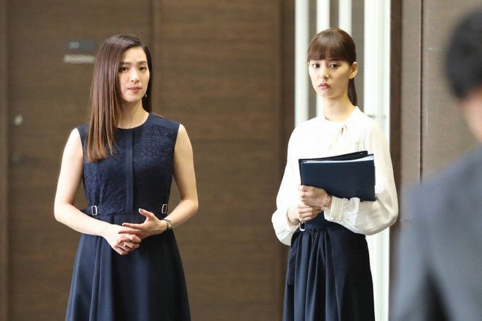 中村アン、新木優子「SUITS/スーツ2」第8話より(C)フジテレビ