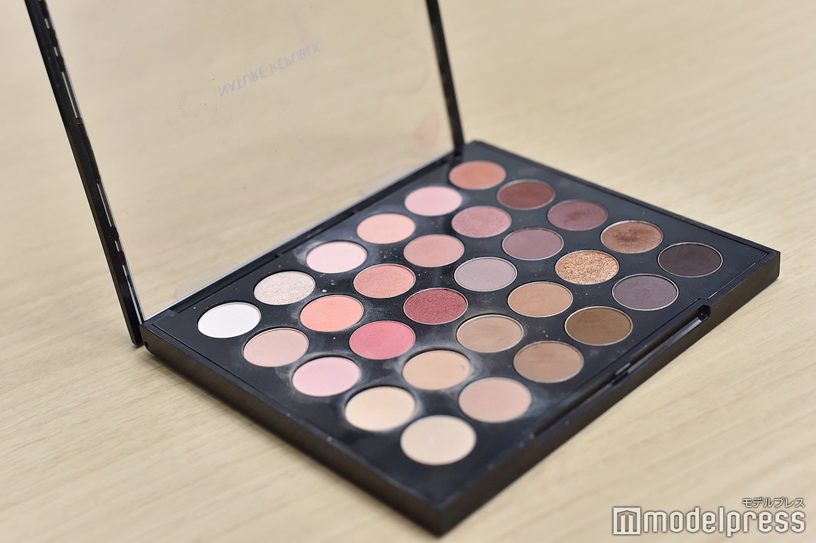 gugudan・HANA私物コスメ（C）モデルプレス