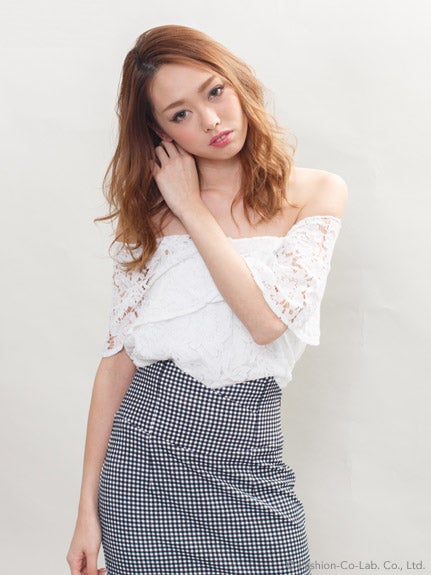レースティアードオフショルTOPS「LIP SERVICE」6,372円(税込)