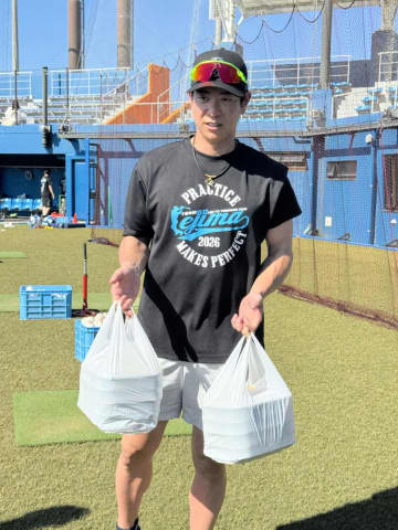巨人にFA加入の松本剛 沖縄料理の詰まったボリューム弁当を報道陣に大盤振る舞い 気温20度超えの伊江島で自主トレ公開