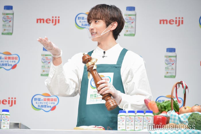 再び“ペッパーミル”パフォーマンスをする小関裕太(C)モデルプレス