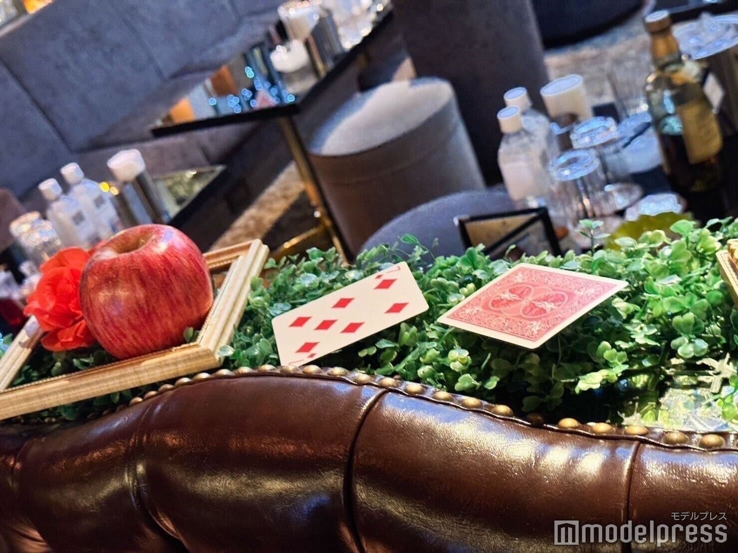 トランプとリンゴで「不思議の国のアリス」の世界観（C）モデルプレス