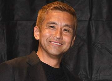 サッカー元日本代表 稲本潤一氏「夏の思い出」家族ショット公開 モデルの美保夫人も笑顔で海に