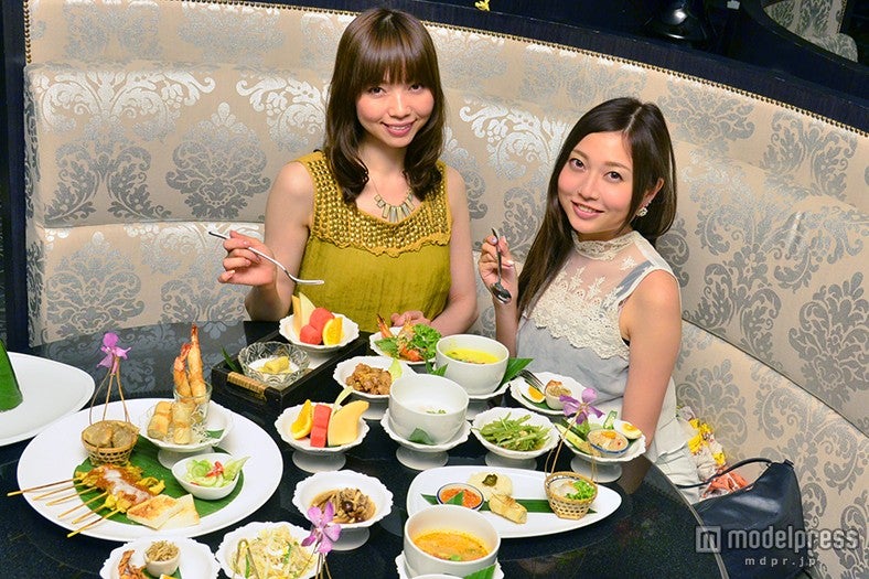 「Miss Siam」で、味も盛り付けも素晴らしいタイ料理を堪能／モデル：百々さおり、富田千穂
