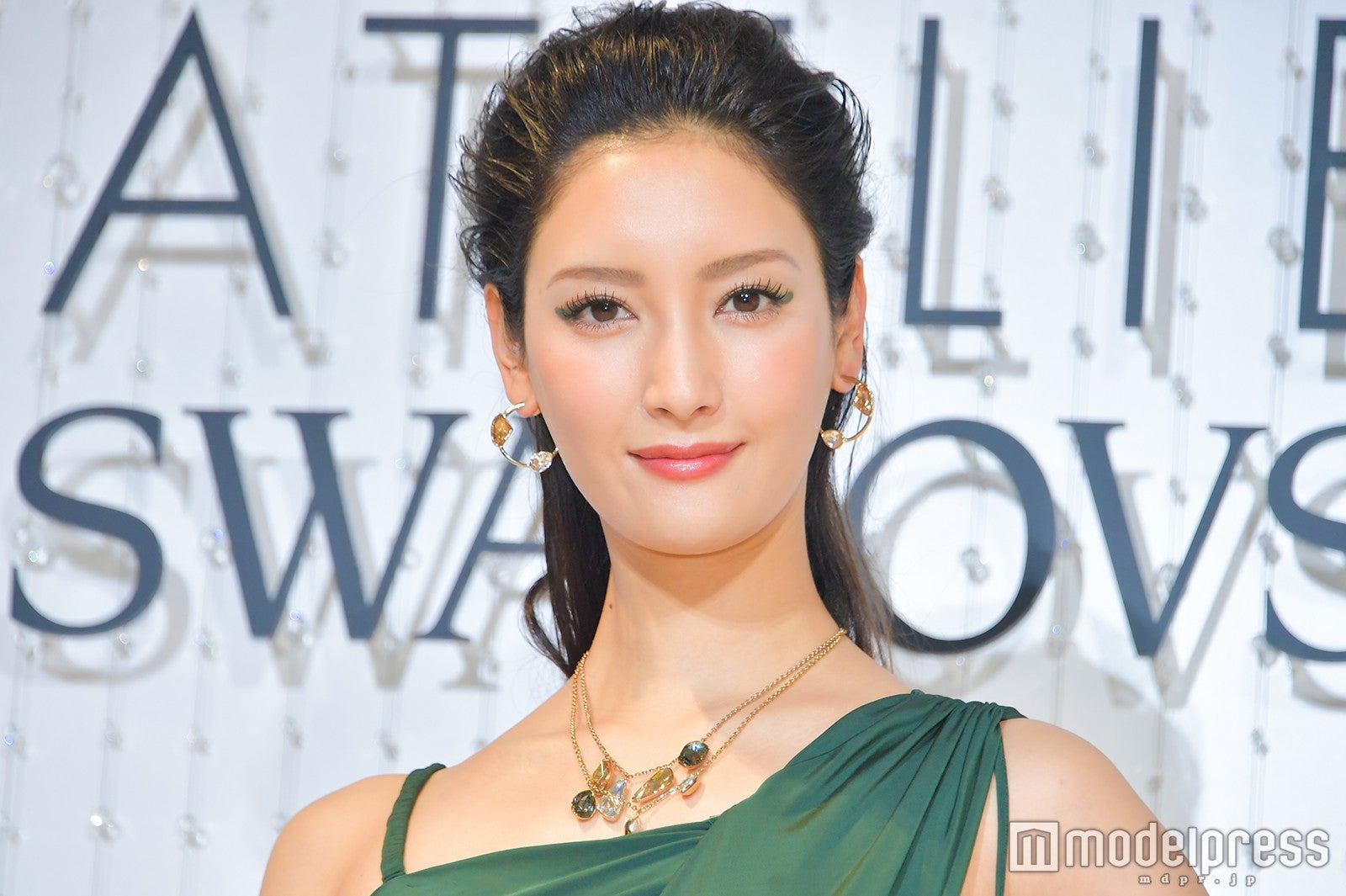 菜々緒、SEXYスリットドレスで大胆美脚披露 “輝き続ける秘訣”明かす