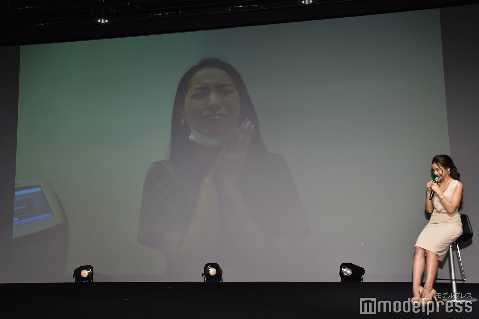 5kgを達成した2日前の体重測定のVTRをみるゆきぽよ（C）モデルプレス