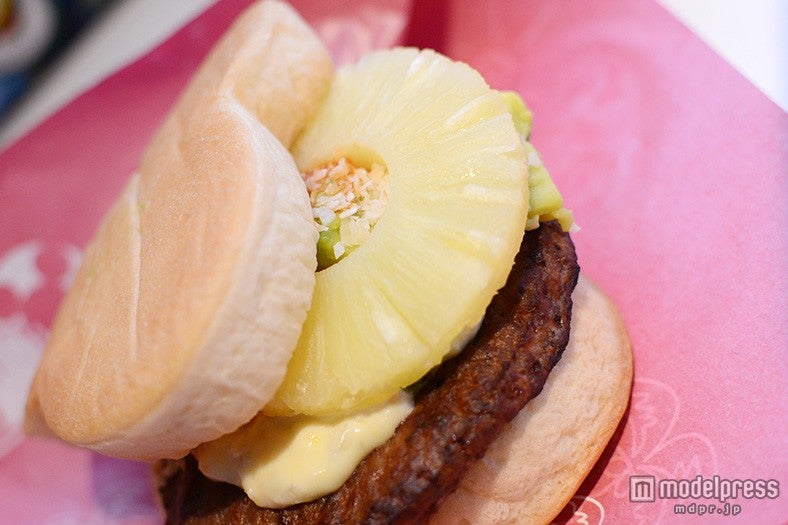 パイナップルやローストしたココナッツなどをサンド