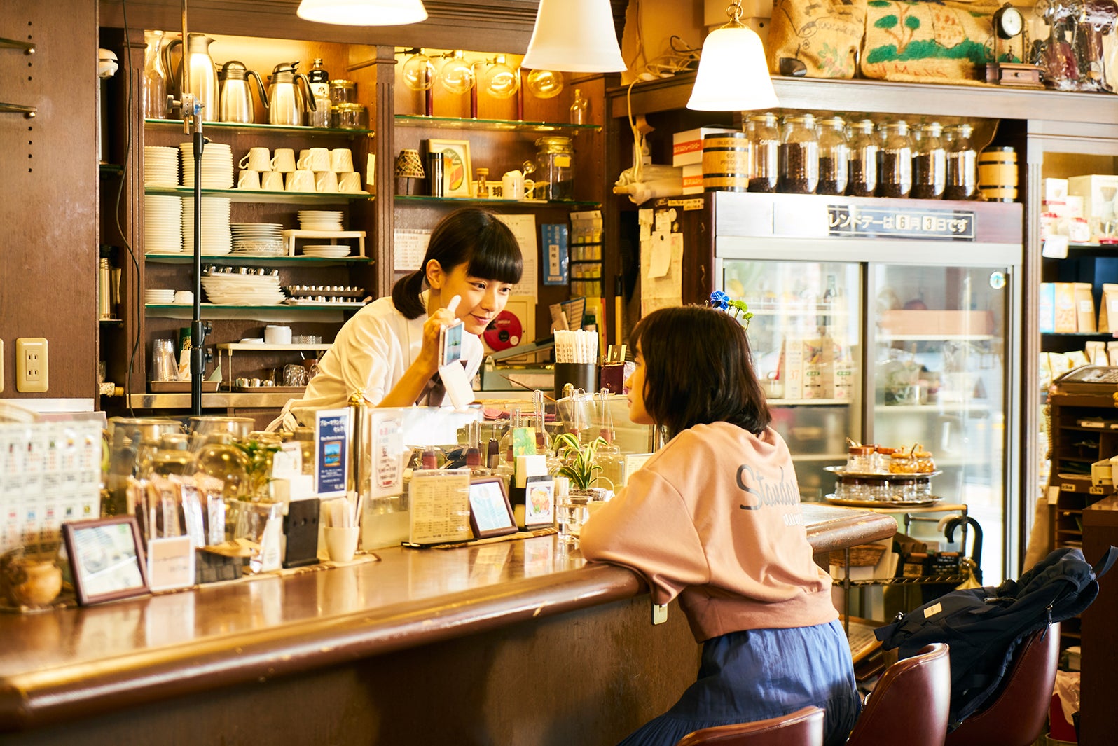 ヤオアイニン、大原櫻子／「びしょ濡れ探偵 水野羽衣」第3話より（C）テレビ東京