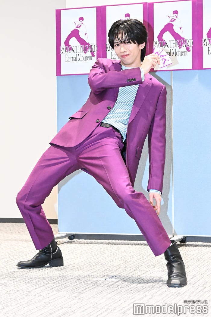 フォトセッションで“股下3kmポーズ”を各カメラに披露するリョウガ(C)モデルプレス