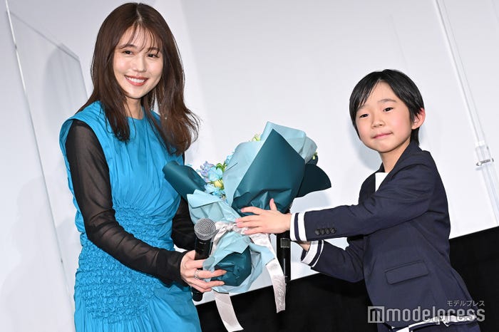 有村架純、花束を渡す嶋田鉄太(C)モデルプレス