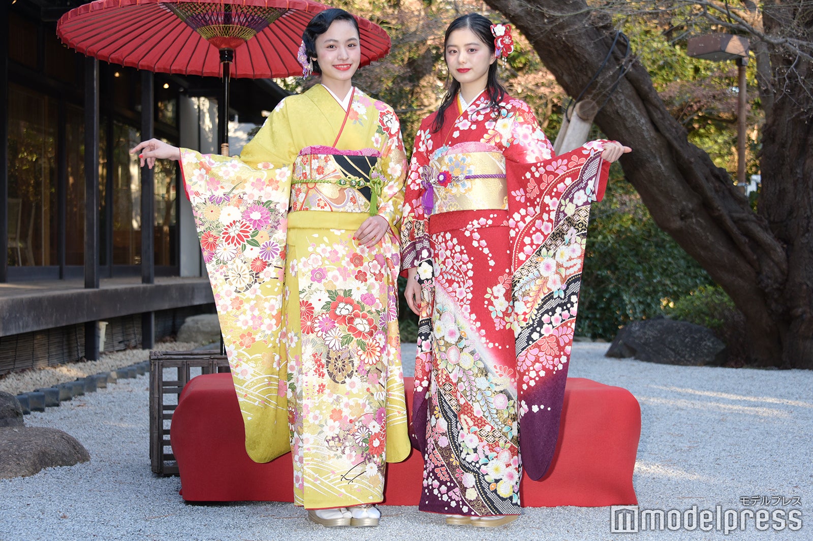 （左から）大谷凜香、紺野彩夏（C）モデルプレス