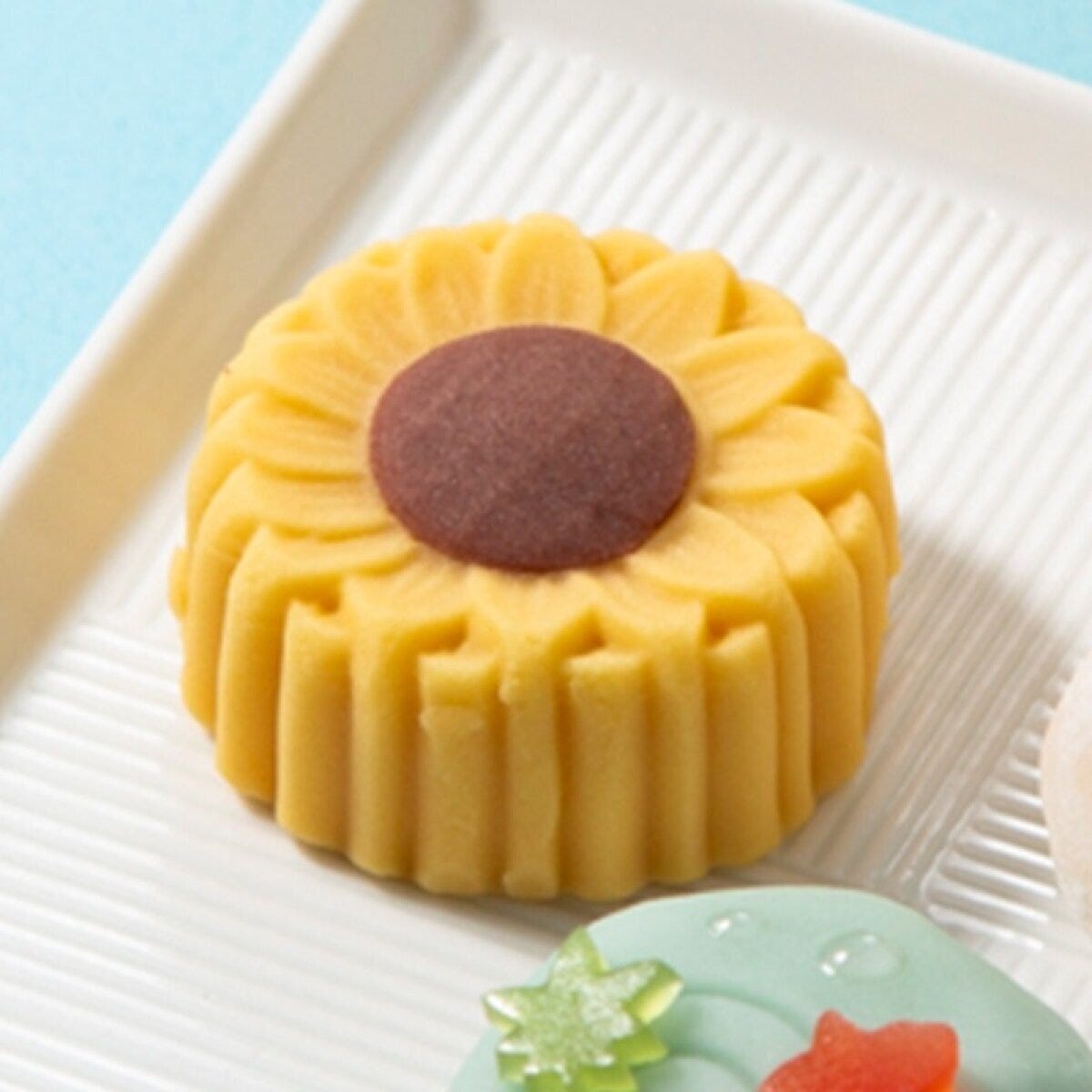 黄色いひまわりの形をしたシャトレーゼの和菓子