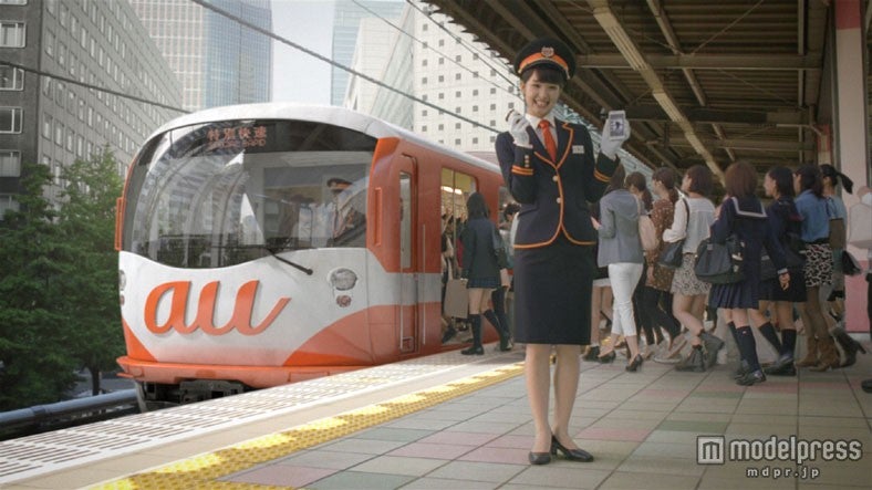 新CM「au女子割『のりかえ案内』篇」より