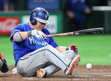 DeNAに激震 筒香嘉智が左膝に死球を受け途中交代 両肩をかつがれベンチに戻る 打率4割超の中軸にまさかのアクシデント 東京ドームが騒然