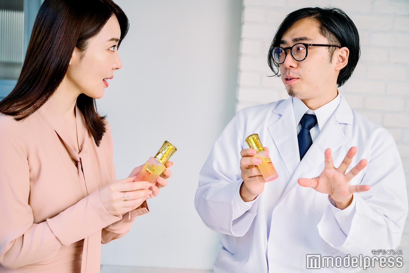 (左から)大野真理子、シーラボ研究員:西澤泰地さん(C)モデルプレス