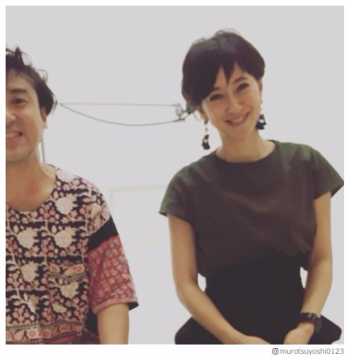 ムロツヨシ、滝川クリステルと2ショット ニヤける自分を自ら“制裁”し話題