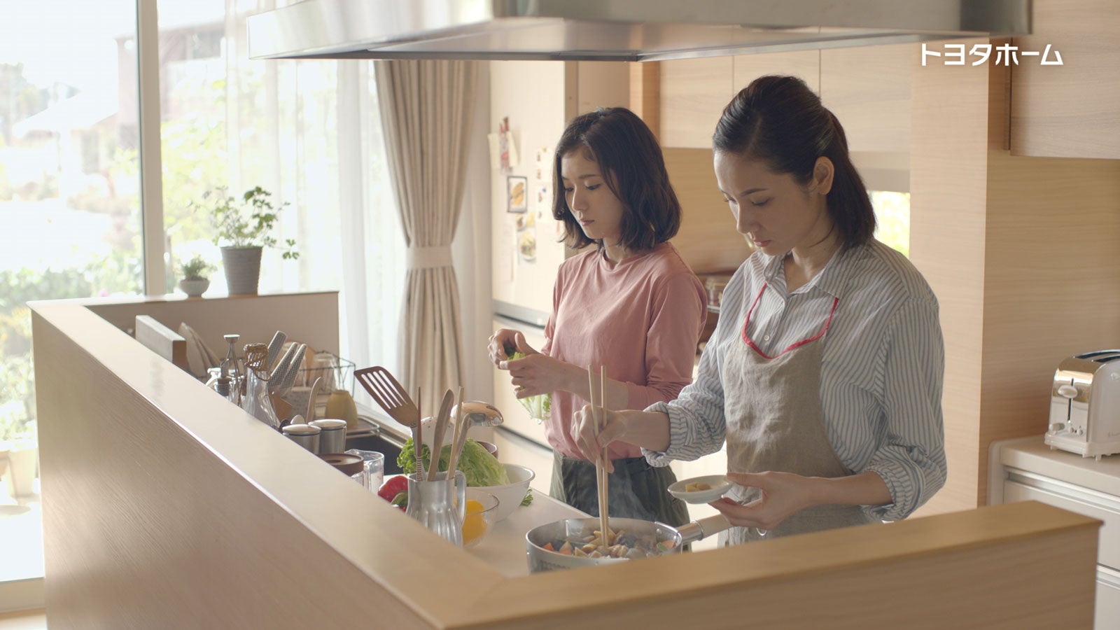 松岡茉優＆吉田羊（提供写真）