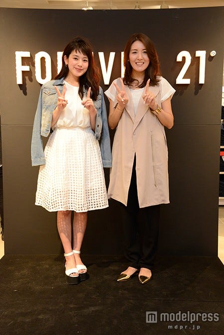 (左から)筧美和子、雑誌「JJ」の原さやか編集長