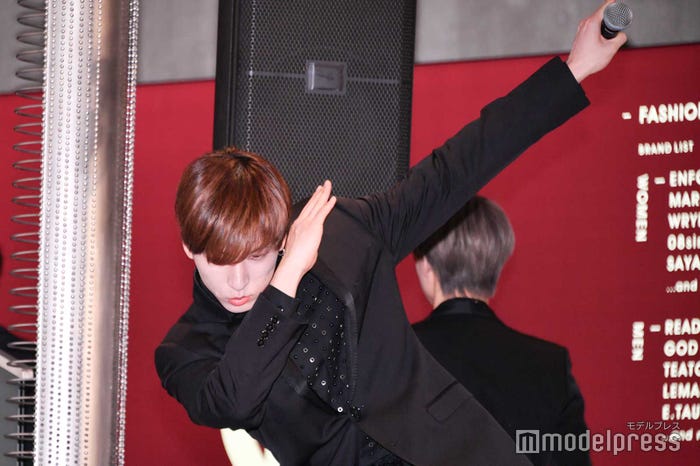 いつものポーズで降壇する金城碧海 (C)モデルプレス