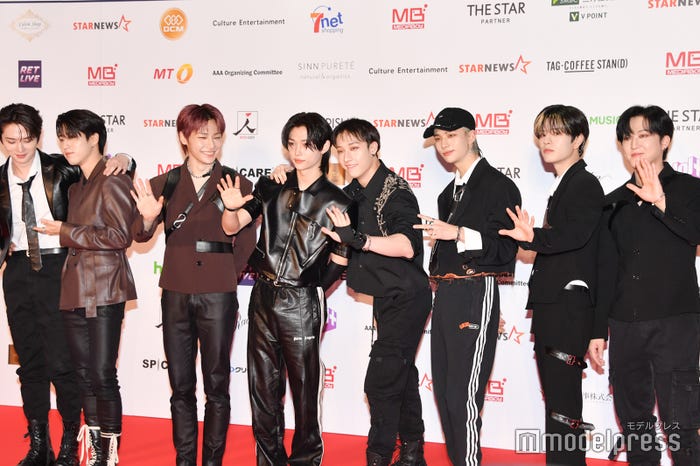 ポーズで遊ぶStray Kids/(左から)リノ、ハン、アイエン、フィリックス、バンチャン、ヒョンジン、スンミン、チャンビン(C)モデルプレス