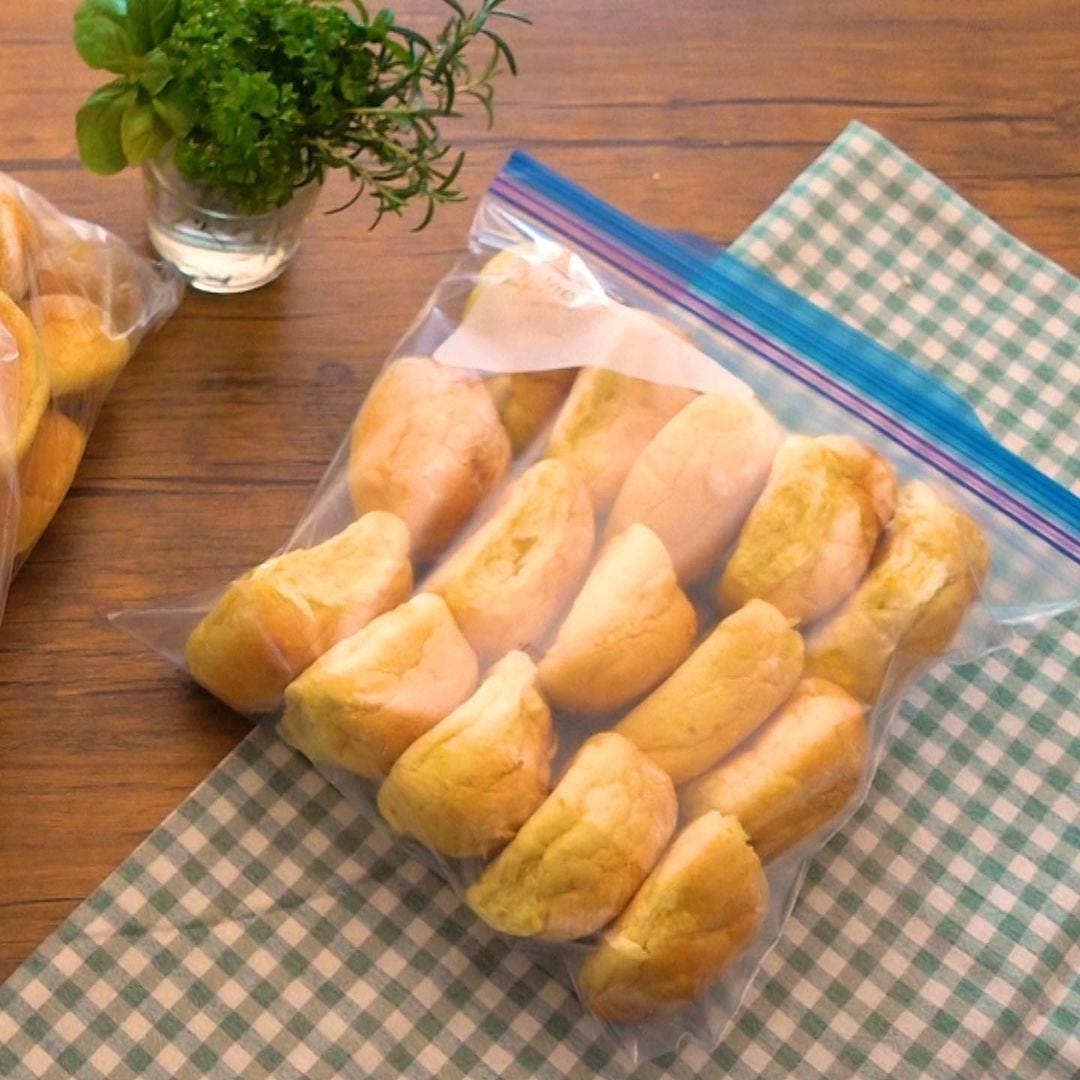 保存袋に入ったコストコの北海道コーンブレッドロール