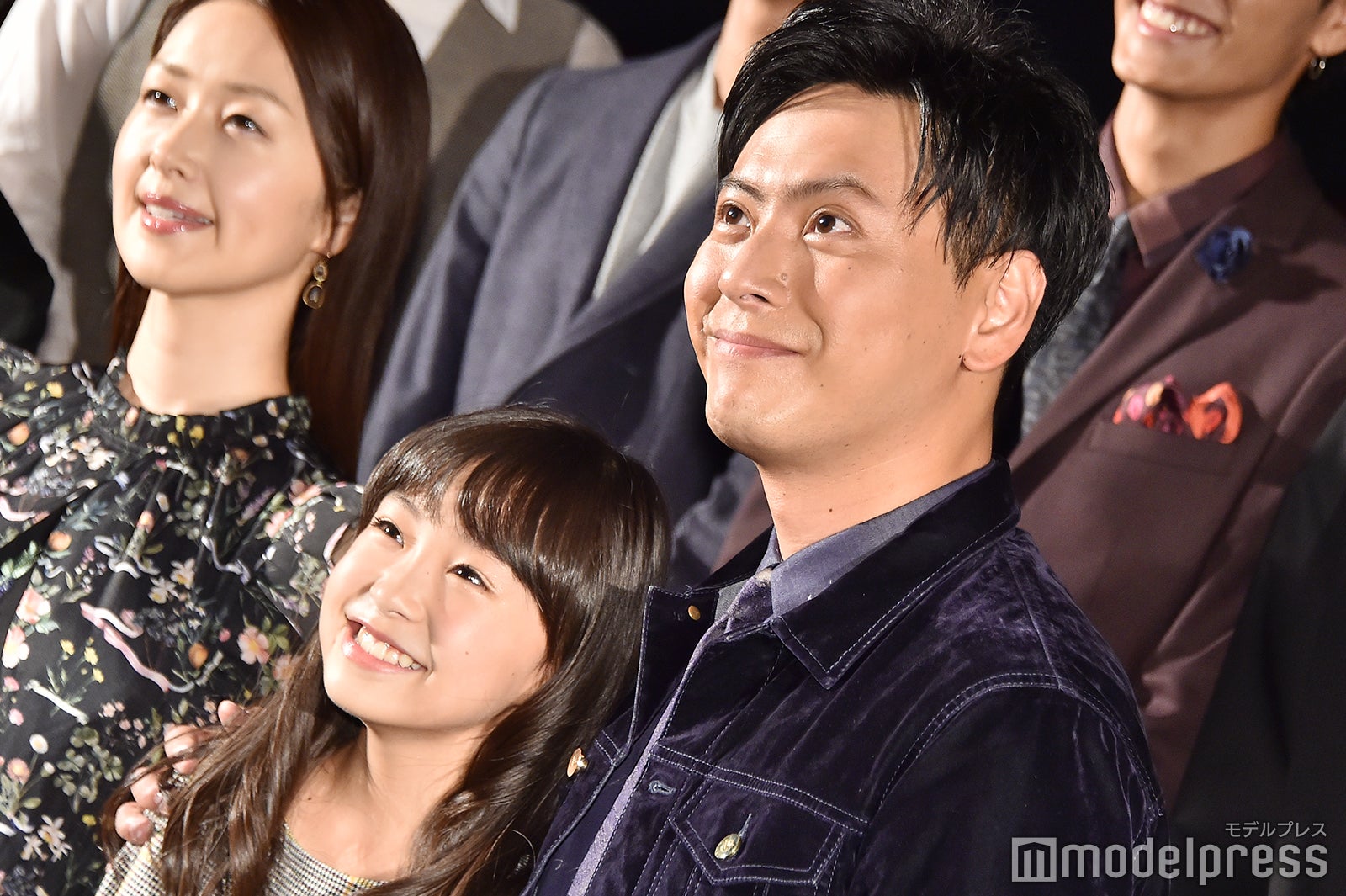 フォトセッションにて美羽ちゃんの肩を抱くように求められる山下健二郎 （C）モデルプレス