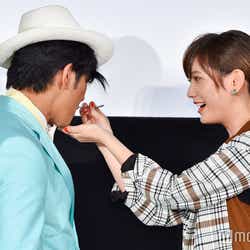 モデルプレス - 本田翼の“あ~ん”に本気照れ 北村一輝“キャラ崩壊”で素に戻る<今夜、ロマンス劇場で>